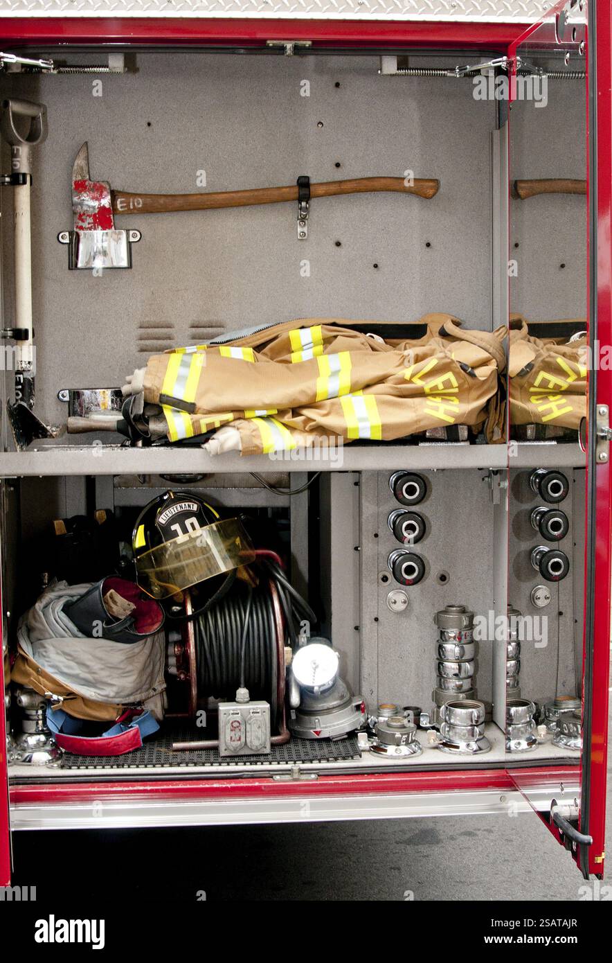 Un camion de pompiers sur les lieux d'une urgence Banque D'Images Un camion de pompiers sur les lieux d'une urgence Banque D'Images