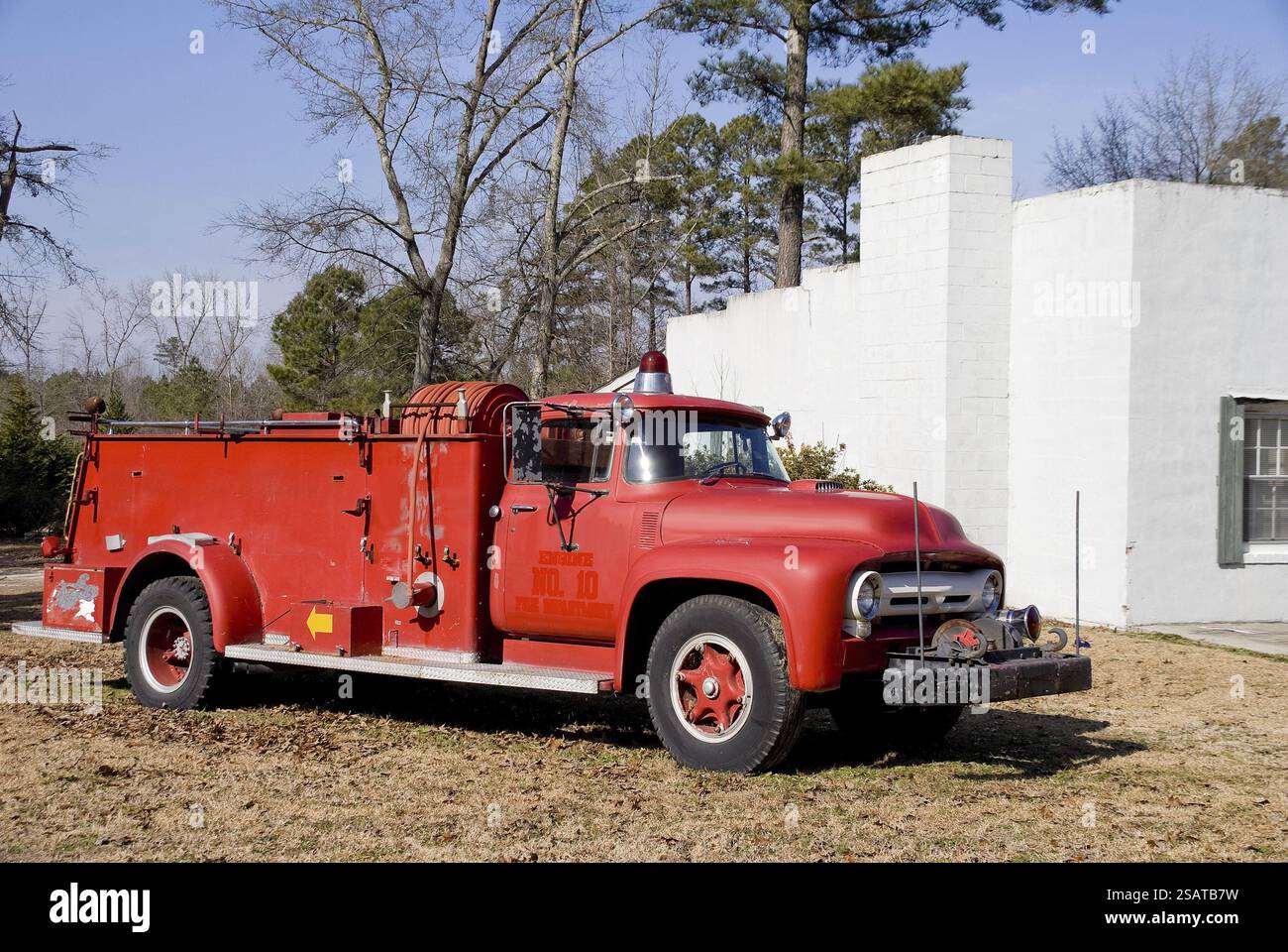 Un vieux camion de pompiers antique vintage prêt pour l'action Banque D'Images Un vieux camion de pompiers antique vintage prêt pour l'action Banque D'Images