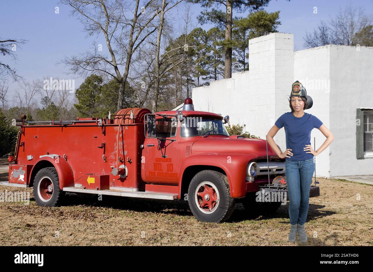 Une belle femme pompier lors d'un incendie Banque D'Images Une belle femme pompier lors d'un incendie Banque D'Images