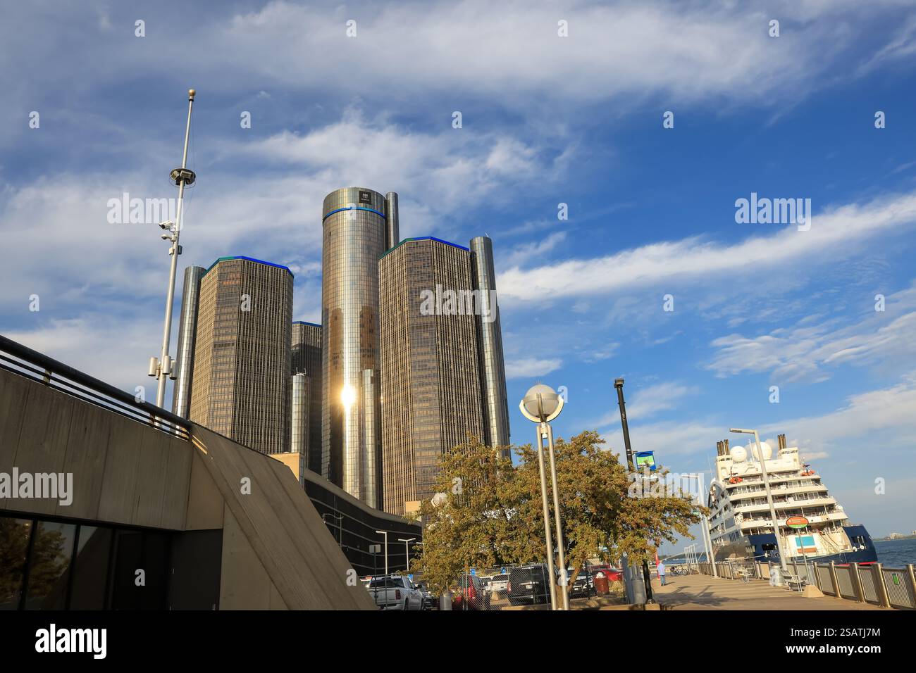 Detroit, Michigan, États-Unis - 21 septembre 2022 : General Motors et siège social, Renaissance Center est le plus haut bâtiment du Michigan. Banque D'Images