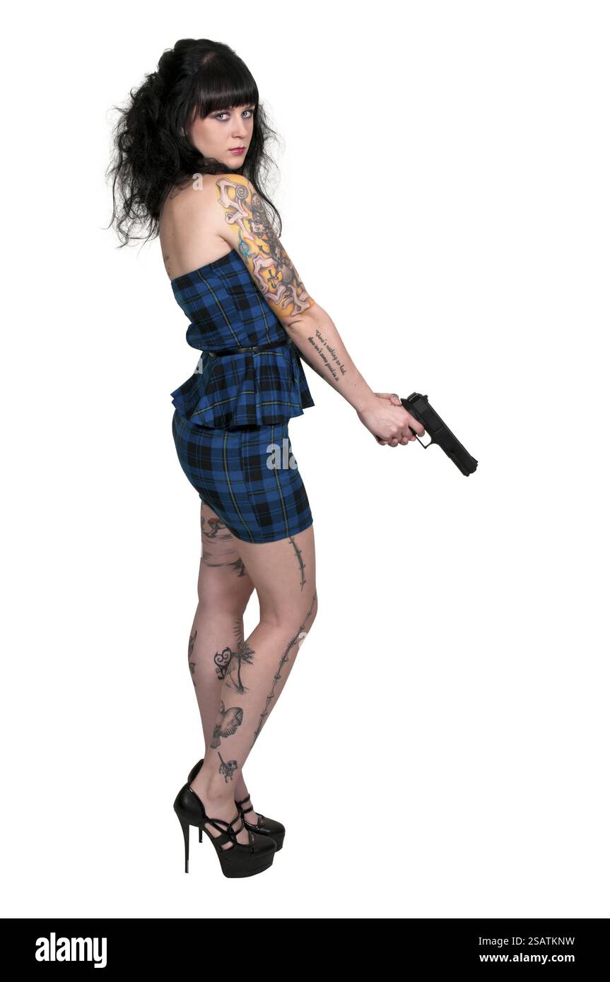 Belle jeune femme tatouée avec un pistolet Banque D'Images