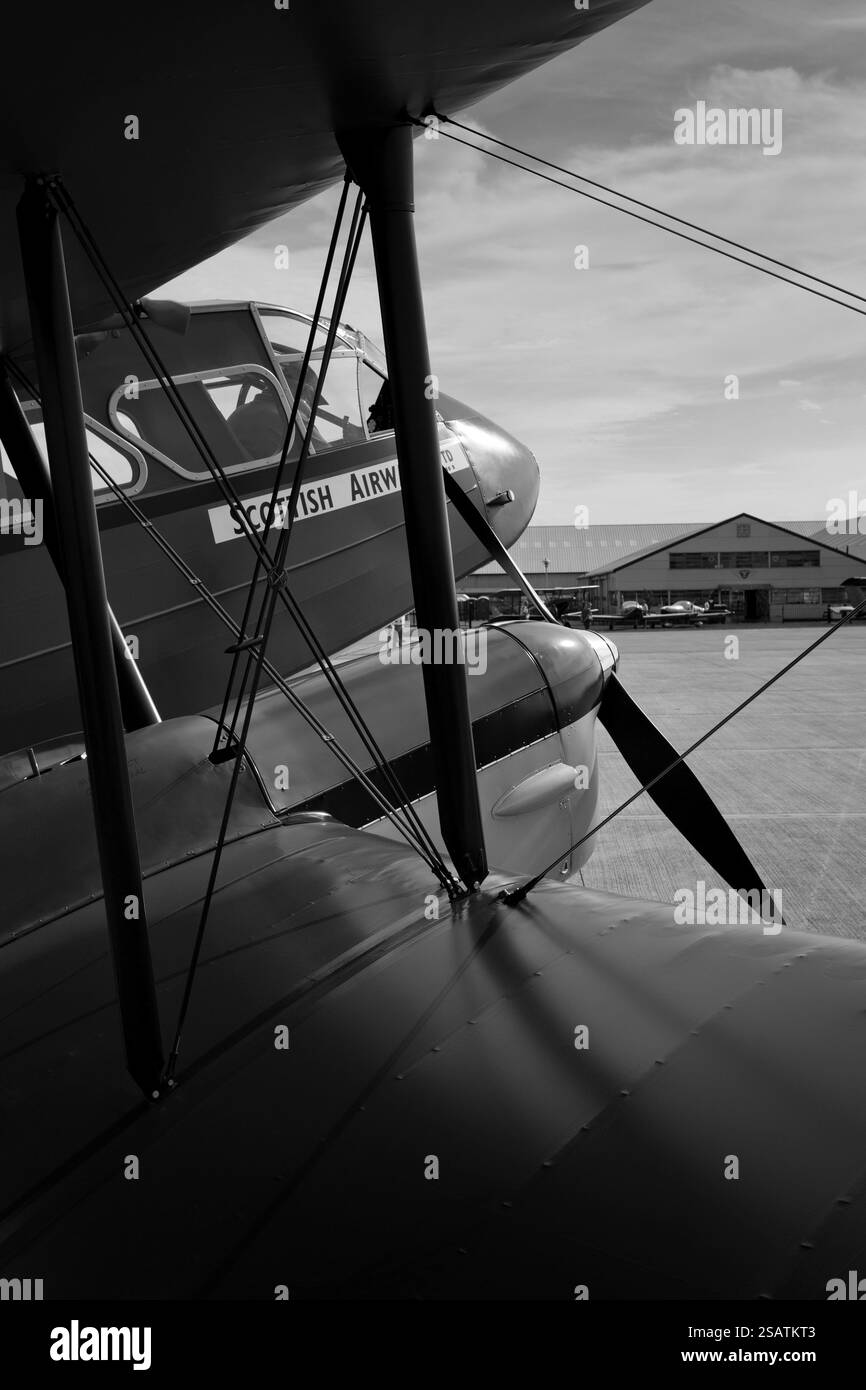 Un avion biplan vintage Dragon rapide lors du rassemblement de la Light Aircraft Association à l'aérodrome de Sywell en Angleterre Banque D'Images