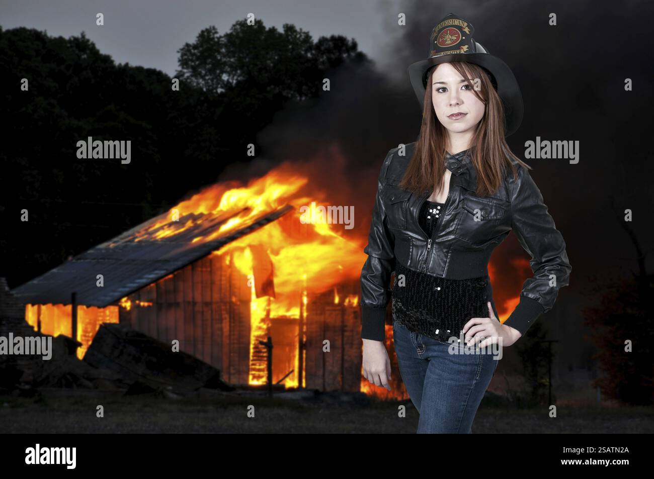 Une belle femme pompier lors d'un incendie Banque D'Images Une belle femme pompier lors d'un incendie Banque D'Images