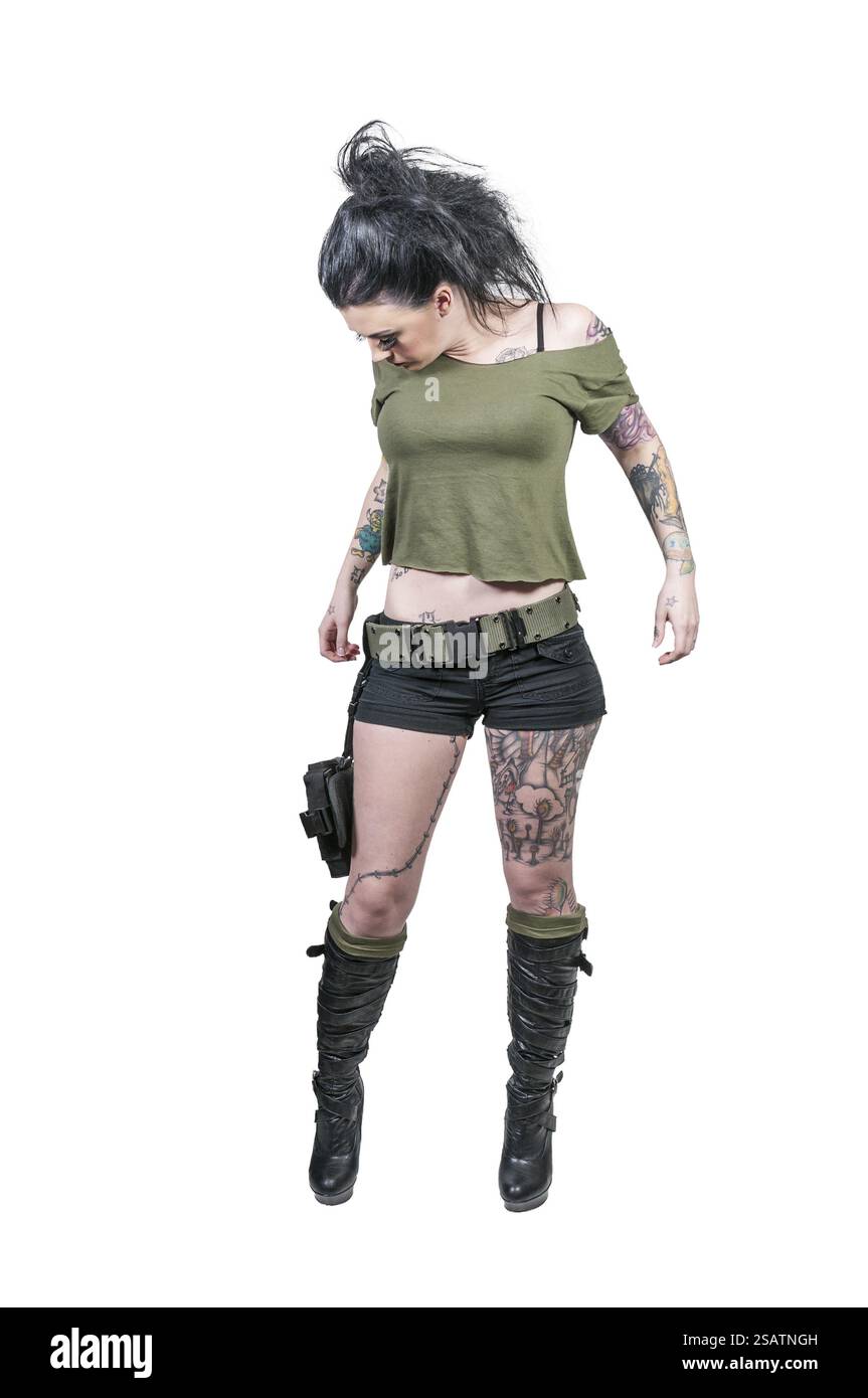 Belle jeune femme tatouée avec un pistolet Banque D'Images