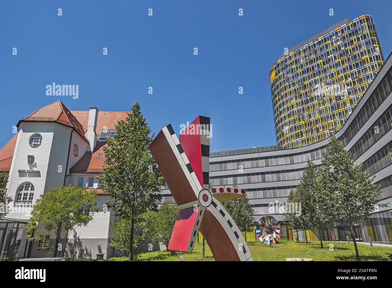 Bâtiment ADAC avec clubhouse et œuvres d'art, Kunst am Bau, Munich, haute-Bavière, Bavière, Allemagne, Europe Banque D'Images