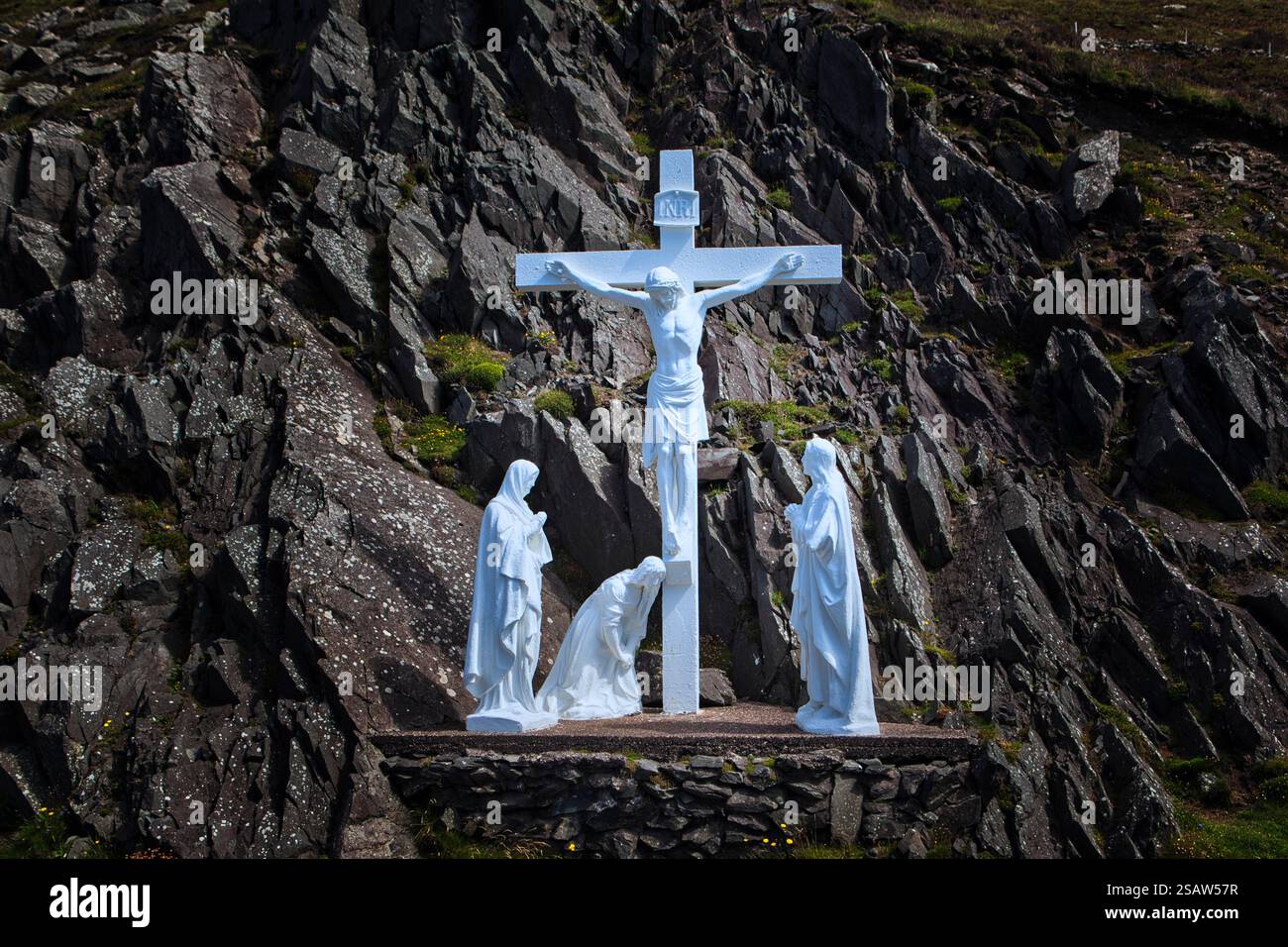 Statue représentant la cuucifixion de Jésus-Christ à Slea Head Drive, Irlande. Fait partie de la Wild Atlantic Way Banque D'Images