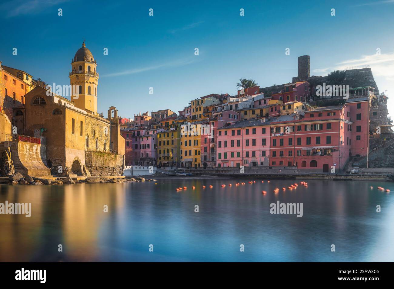 Vernazza, le petit port en face du village. Photographie longue exposition. Paysage marin dans le parc national des Cinque Terre, région de Ligurie, Italie, Europe. Banque D'Images Vernazza, le petit port en face du village. Photographie longue exposition. Paysage marin dans le parc national des Cinque Terre, région de Ligurie, Italie, Europe. Banque D'Images