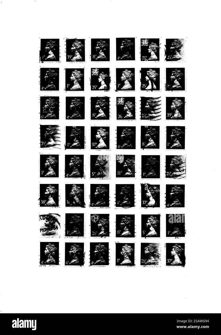 Une collection de timbres-poste vintage noir et blanc de la Reine Elizabeth II du Royaume-Uni isolés sur fond blanc Banque D'Images