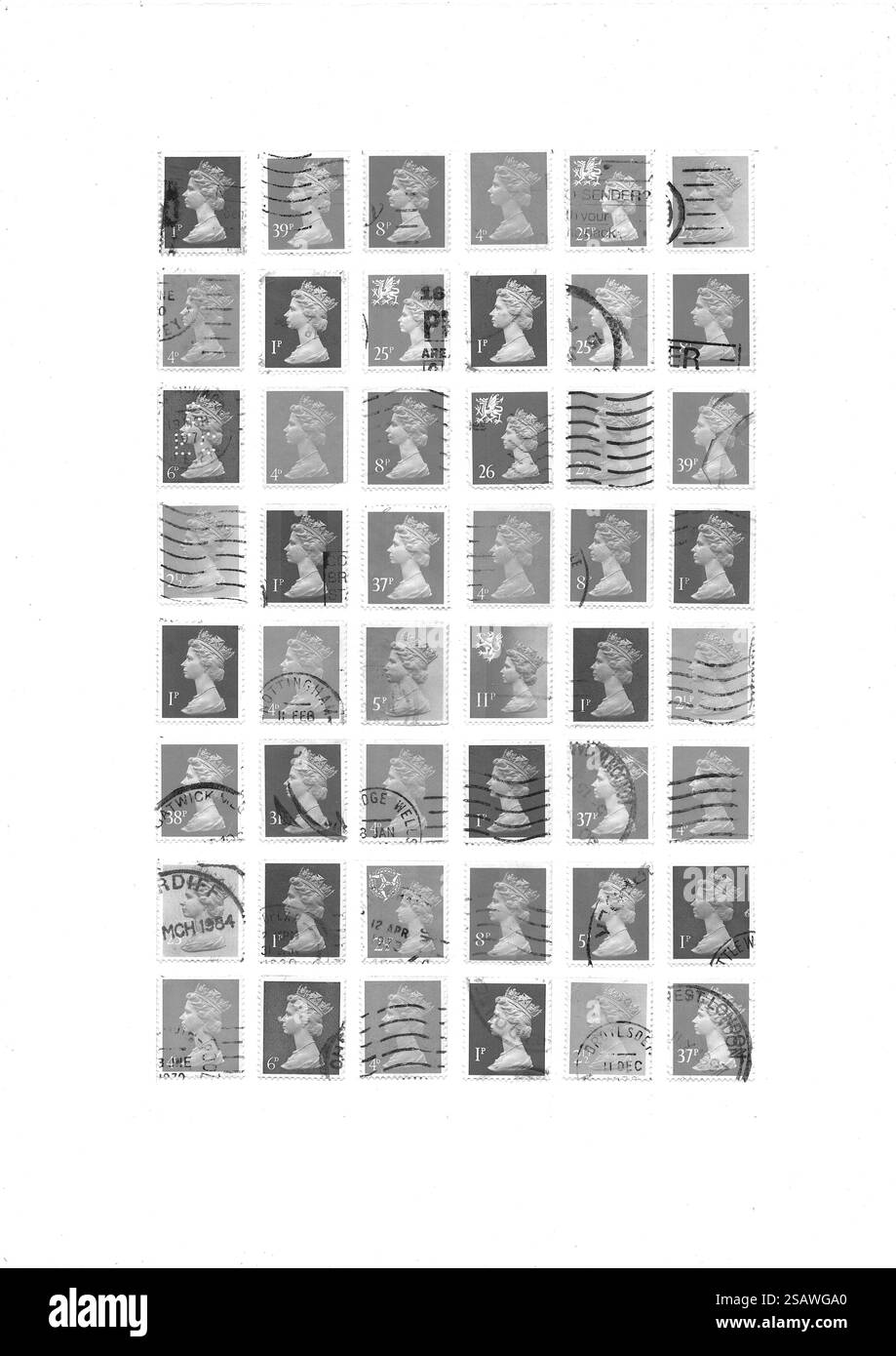 Une collection de timbres-poste gris vintage Queen Elizabeth II du Royaume-Uni isolés sur fond blanc Banque D'Images