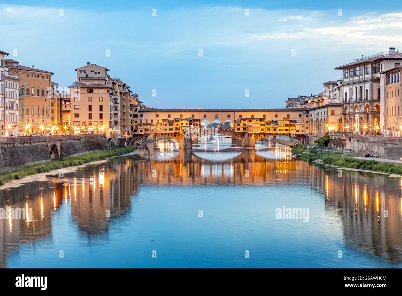 Célèbre Ponte Veccio historique à Florence, sur la rivière Arno Banque D'Images