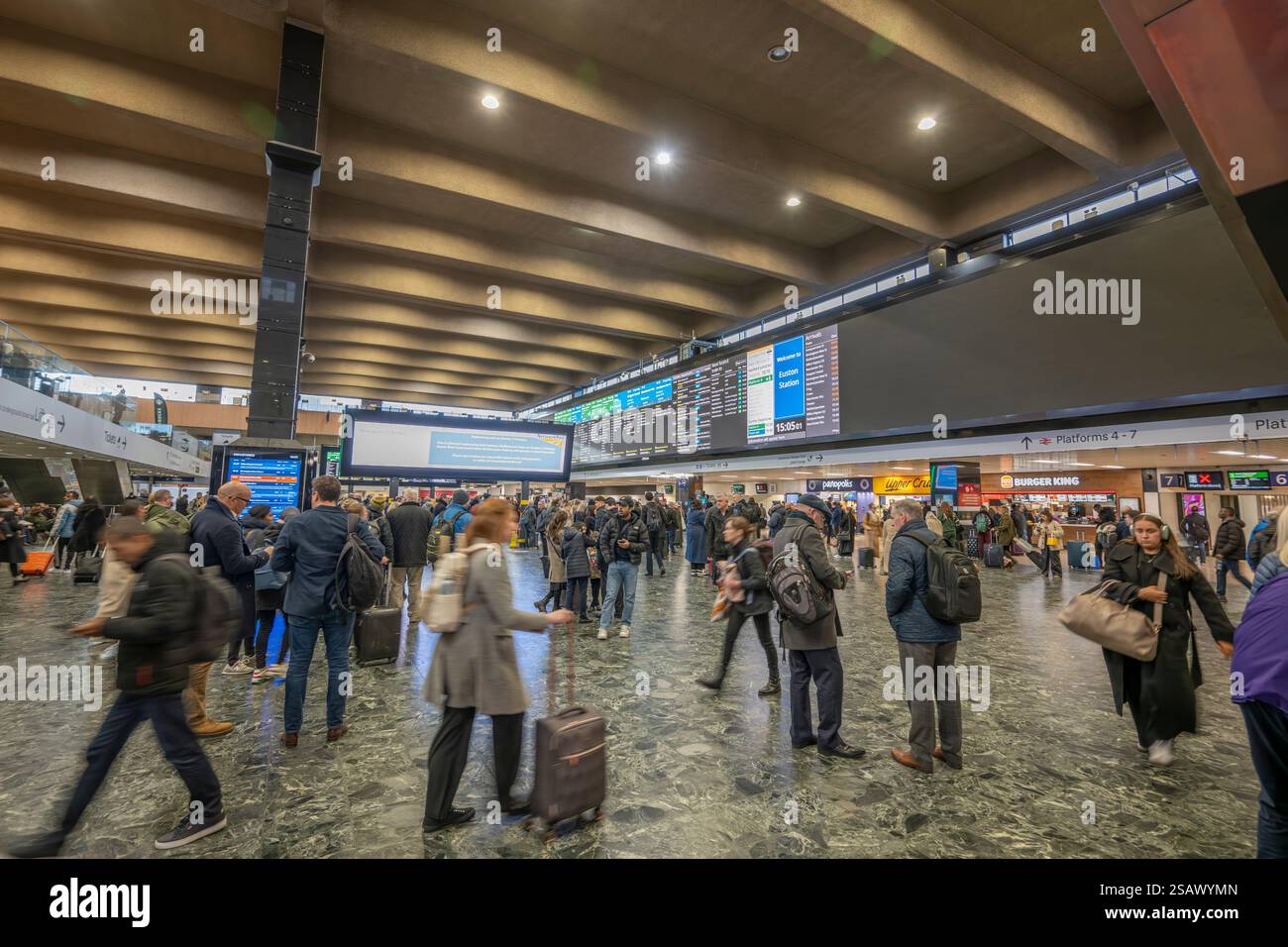 30 janvier 2025. Gare ferroviaire très fréquentée d'Euston à Londres, Royaume-Uni. À partir de 2026, le WCML peut être fermé à certains moments pour le renouvellement de l'infrastructure (PAS D'USAGE COMMERCIAL) Banque D'Images