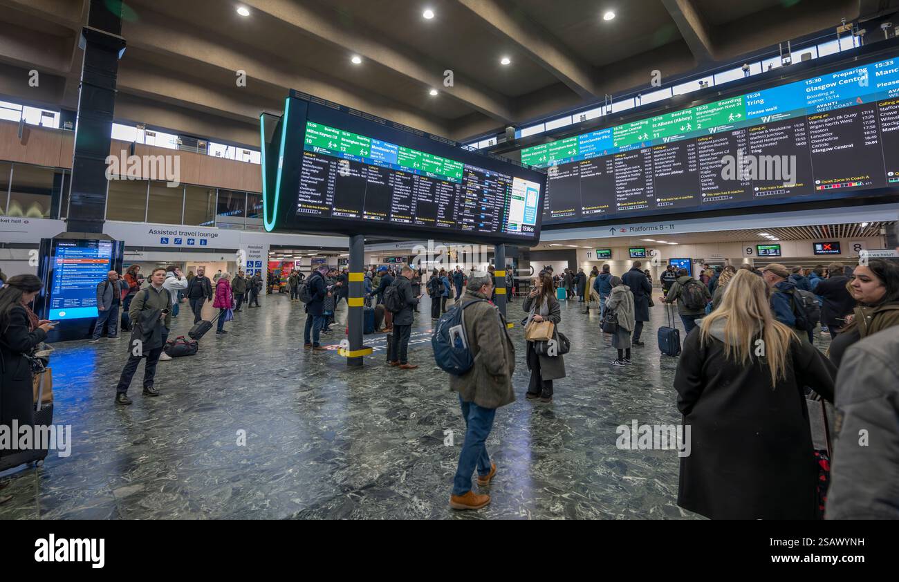 30 janvier 2025. Gare ferroviaire très fréquentée d'Euston à Londres, Royaume-Uni. À partir de 2026, le WCML peut être fermé à certains moments pour le renouvellement de l'infrastructure (PAS D'USAGE COMMERCIAL) Banque D'Images