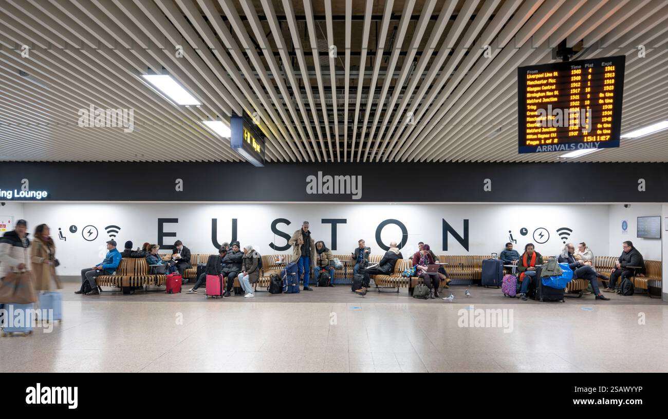 30 janvier 2025. Gare ferroviaire très fréquentée d'Euston à Londres, Royaume-Uni. À partir de 2026, le WCML peut être fermé à certains moments pour le renouvellement de l'infrastructure (PAS D'USAGE COMMERCIAL) Banque D'Images