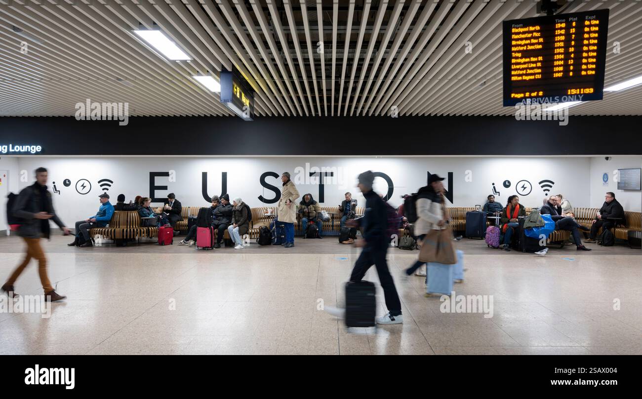 30 janvier 2025. Gare ferroviaire très fréquentée d'Euston à Londres, Royaume-Uni. À partir de 2026, le WCML peut être fermé à certains moments pour le renouvellement de l'infrastructure (PAS D'USAGE COMMERCIAL) Banque D'Images