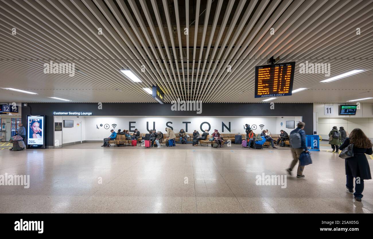 30 janvier 2025. Gare ferroviaire très fréquentée d'Euston à Londres, Royaume-Uni. À partir de 2026, le WCML peut être fermé à certains moments pour le renouvellement de l'infrastructure (PAS D'USAGE COMMERCIAL) Banque D'Images