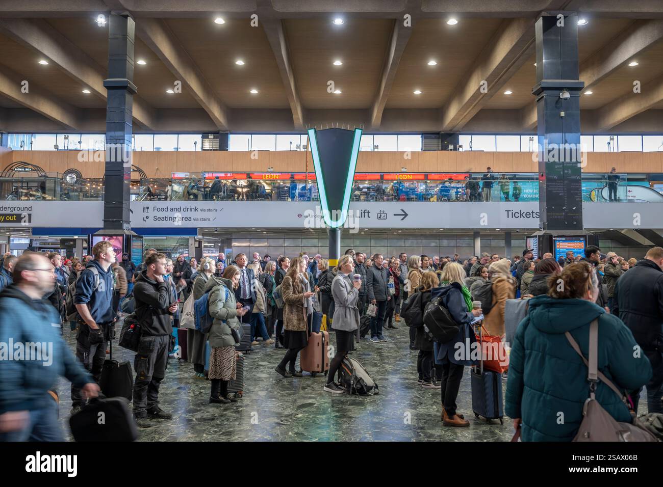 30 janvier 2025. Gare ferroviaire très fréquentée d'Euston à Londres, Royaume-Uni. À partir de 2026, le WCML peut être fermé à certains moments pour le renouvellement de l'infrastructure (PAS D'USAGE COMMERCIAL) Banque D'Images