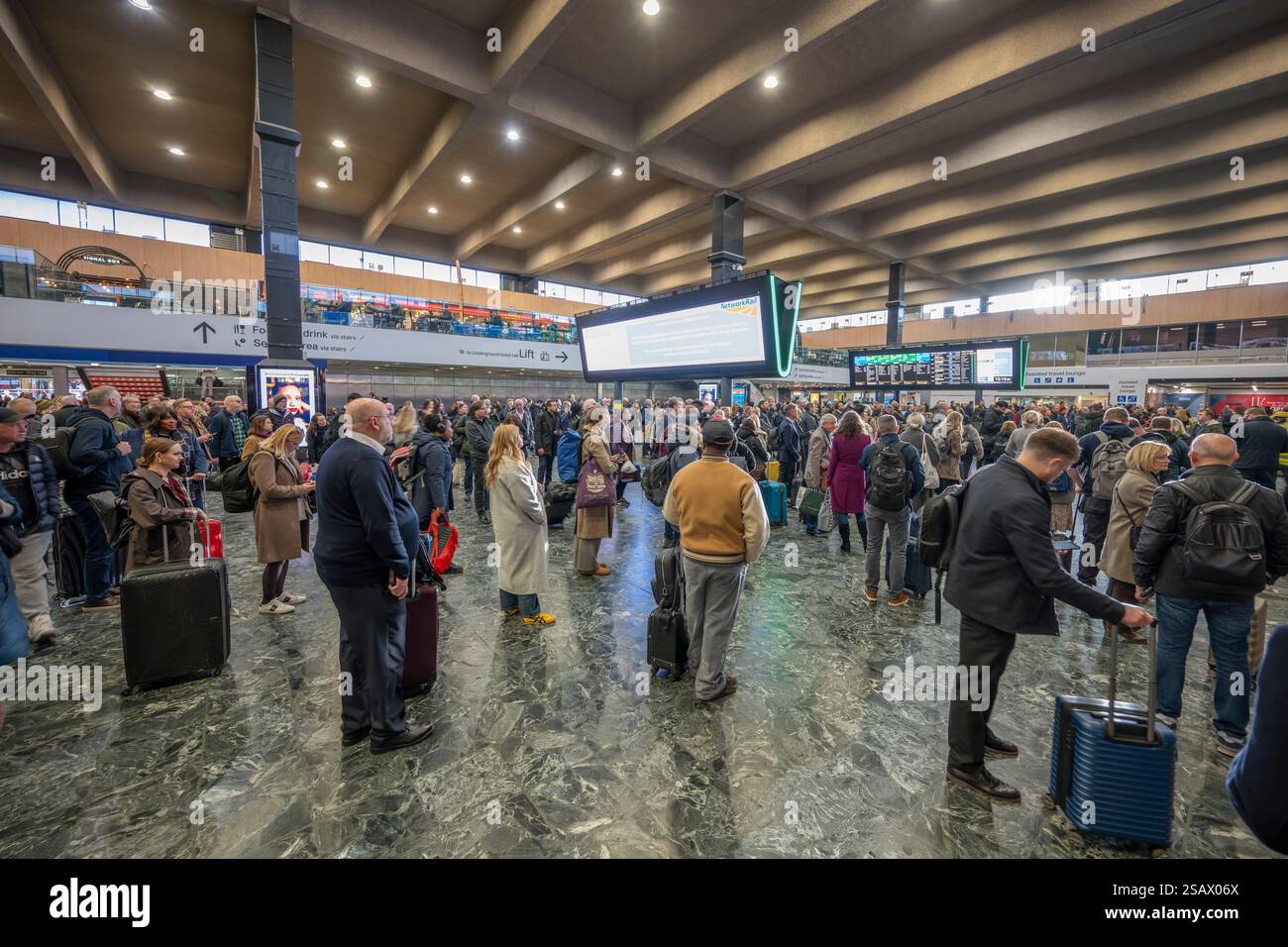 30 janvier 2025. Gare ferroviaire très fréquentée d'Euston à Londres, Royaume-Uni. À partir de 2026, le WCML peut être fermé à certains moments pour le renouvellement de l'infrastructure (PAS D'USAGE COMMERCIAL) Banque D'Images