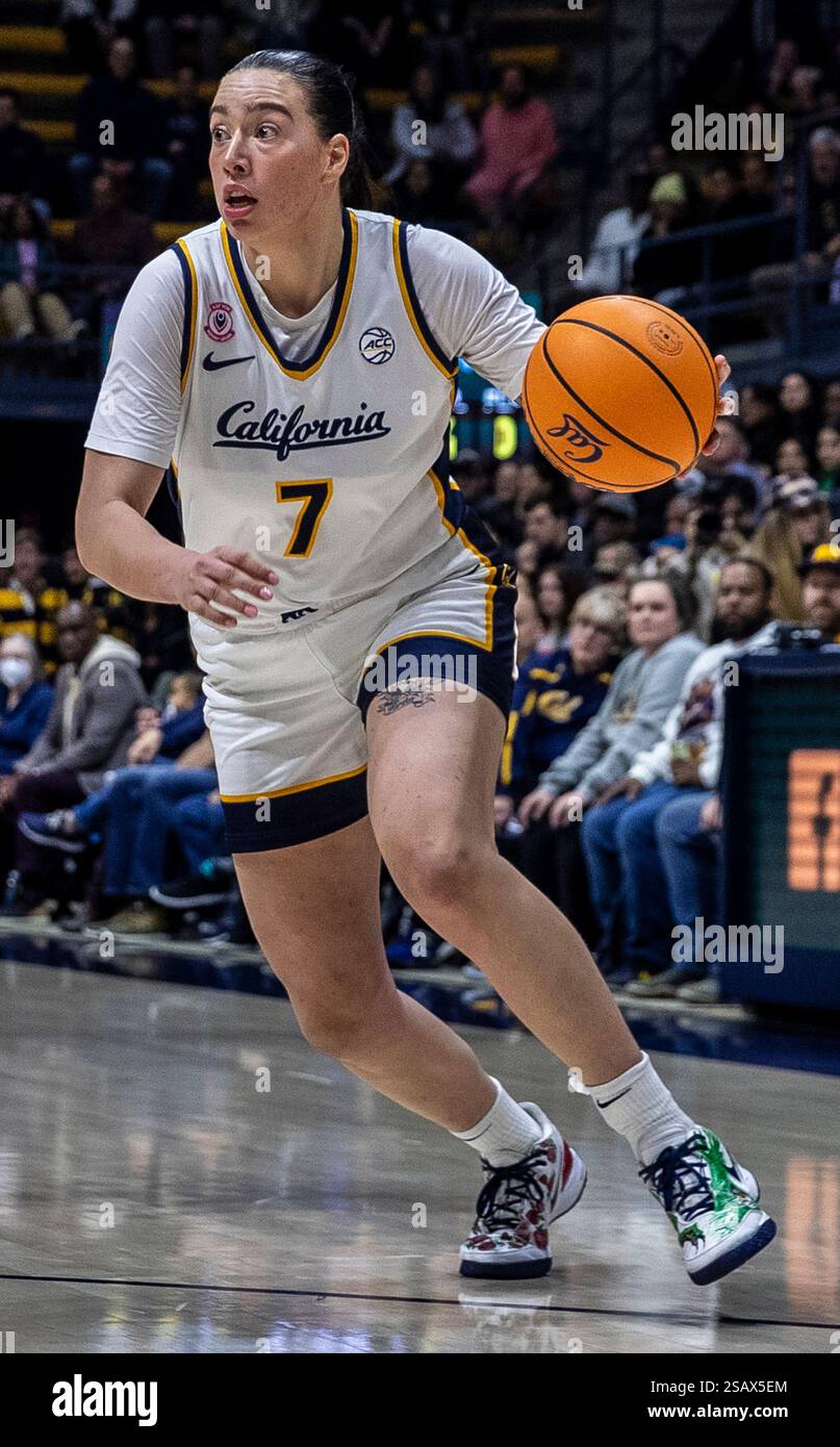 Haas Pavilion Berkeley Calif, États-Unis. 30 janvier 2025. L'attaquante américaine de Californie Marta Suarez (7) va au panier lors du match de basket-ball féminin NCAA ACC entre North Carolina Tar Heels et les Golden Bears de Californie. La Caroline du Nord a battu la Californie 65-52 au Haas Pavilion Berkeley Calif. Thurman James/CSM/Alamy Live News Banque D'Images