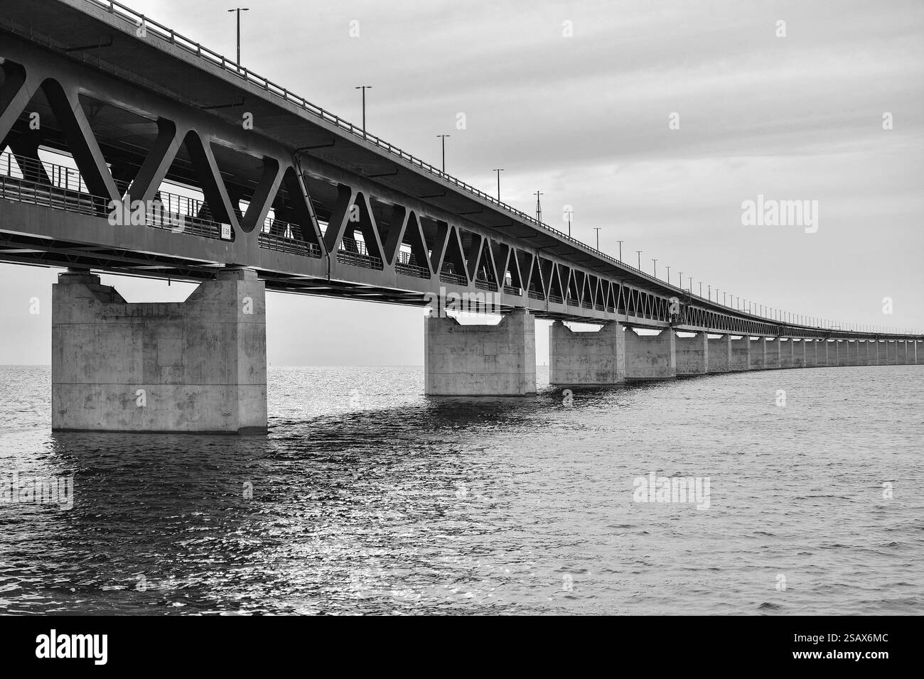 Image en noir et blanc d'un pont d'Oresund Banque D'Images