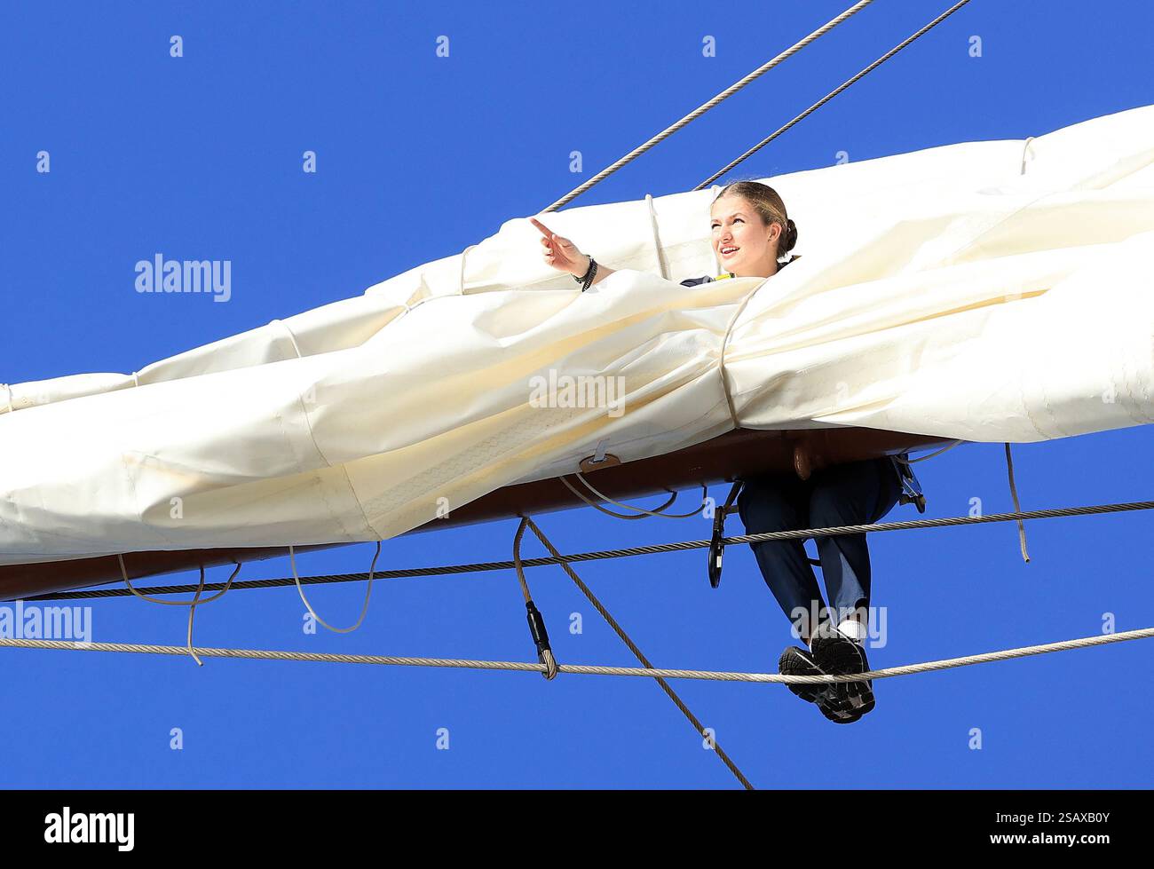 . Espagne. 20250131, Princesse héritière Leonor lors de son voyage en tant qu’aspirante-marine sur le navire-école «Juan Sebastián de Elcano» le 31 janvier 2025, les images correspondent aux différents exercices que les aspirants-navals effectuent pendant le voyage, tels que monter les mâts, s’accrocher aux voiles, orientation par sextant, préparation et entretien du navire avant et après chaque escale, ainsi qu’à la vie à bord, le déjeuner avec leurs compagnons, assister à des conférences et des montres Banque D'Images