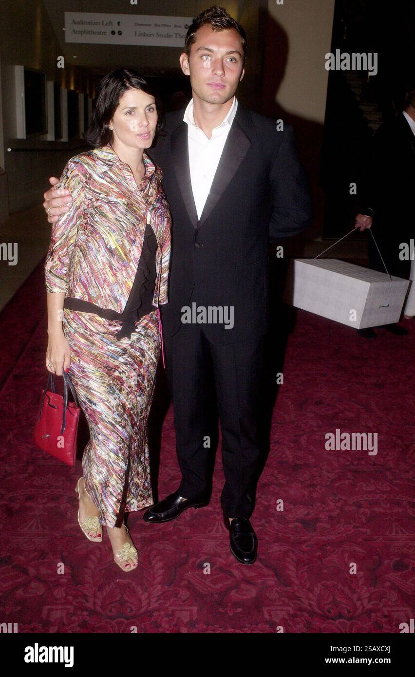 PLUSIEURS CÉLÉBRITÉS, DONT LE PÈRE DE MICK JAGGER, ARRIVENT AU ROYAL OPERA HOUSE DANS LE JARDIN DE COVENT MICK JAGGER ET LE PÈRE ZAC ORFÈVRE ET ÉPOUSE SHEHERAZADE AVEC JEMIMA KHAN JUIN 2000 Banque D'Images