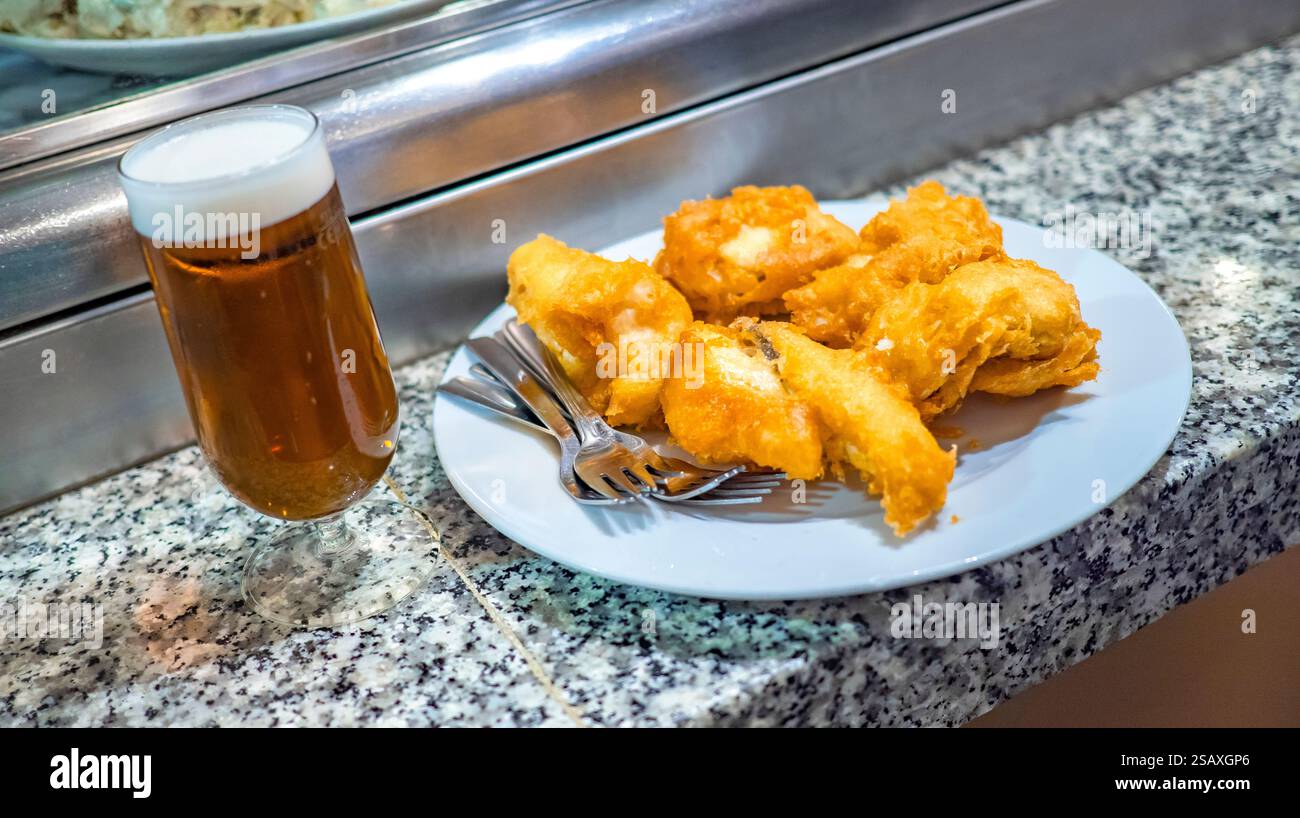 Morue battue tapa espagnole typique et bières au Restaurant Bar, Espagne, Europe Banque D'Images