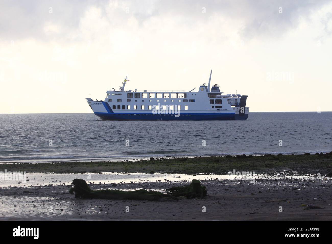 Dumaguete City, Negros Oriental, Philippnes - 31 janvier 2025 : un ferry sur les rives du boulevard Pantawan Rizal Banque D'Images