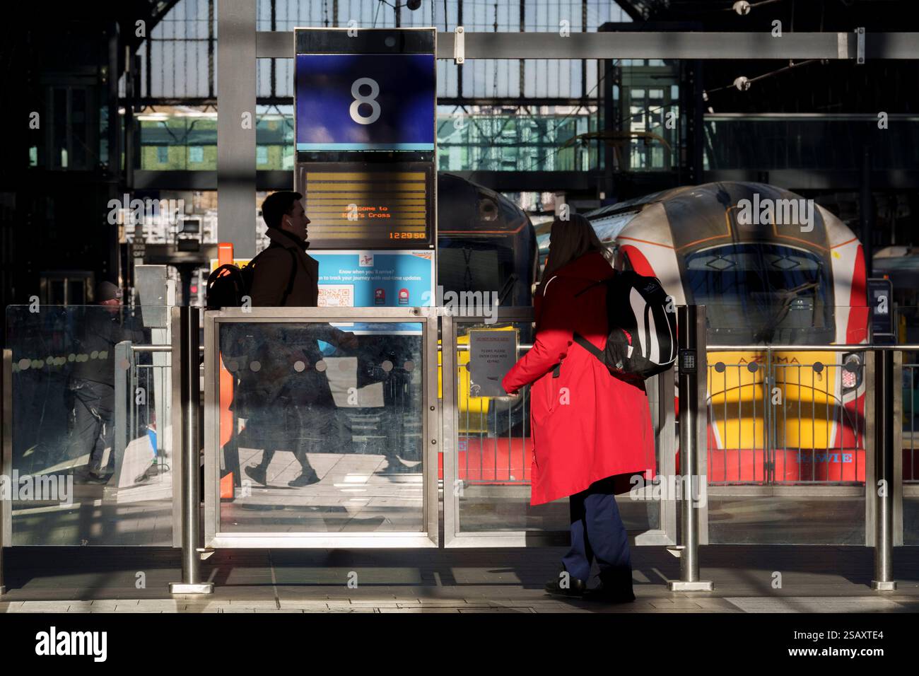 Personnel et passager à la gare de King's Cross, le 30 janvier 2025, à Londres, Angleterre. Banque D'Images