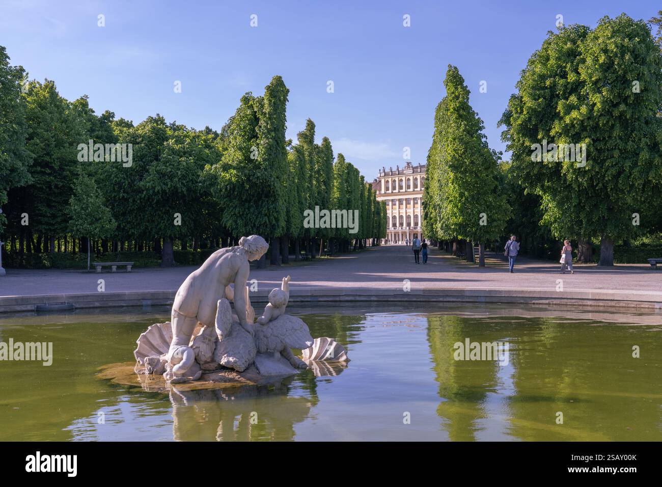 Voici une vue sur les jardins du palais de Schonbrunn, une célèbre destination de voyage connue pour sa riche histoire le 29 avril 2024 à Vienne, en Autriche Banque D'Images