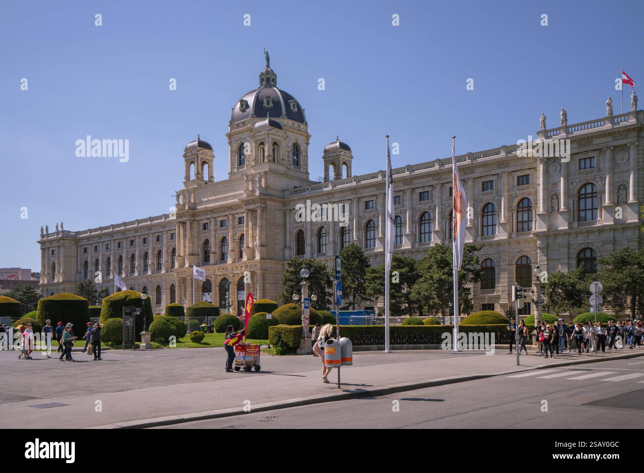Ceci est une vue du Musée d'histoire naturelle, une attraction touristique populaire et monument historique dans le centre-ville le 30 avril 2024 à Vienne, Austr Banque D'Images