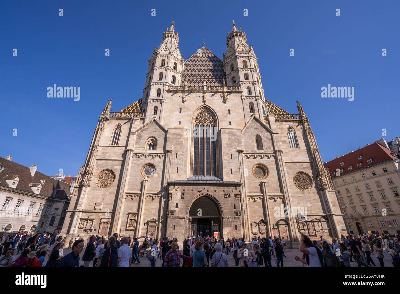Voici une vue de la cathédrale d'Étienne, une cathédrale historique et destination de voyage sur la place Stephansplatz le 30 avril 2024 à Vienne, Autriche Banque D'Images