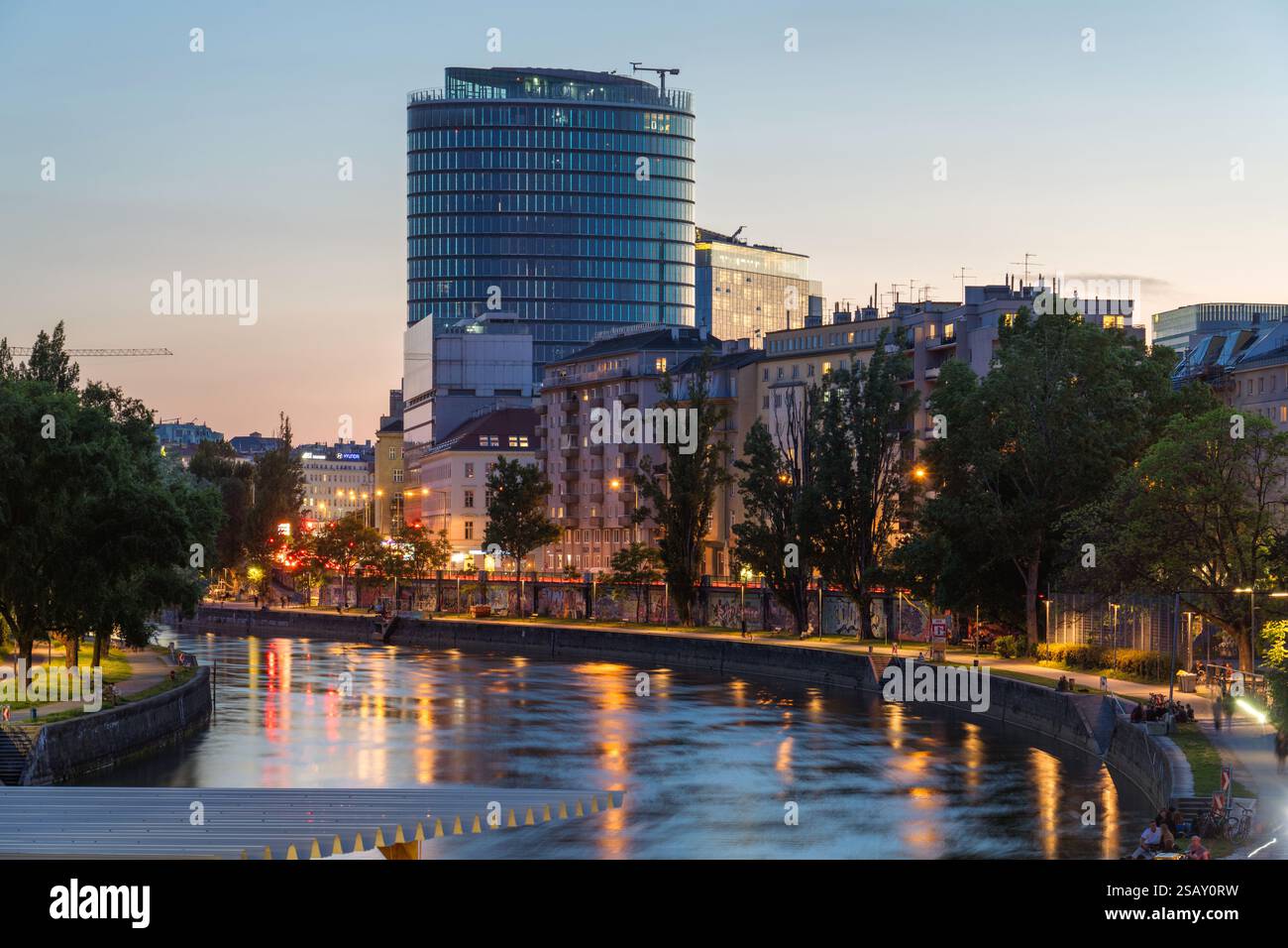 Il s'agit d'une vue en soirée des bâtiments de la ville le long du Danube, une rivière célèbre qui traverse le centre-ville de Vienne le 30 avril 2024 à Vienne, Aus Banque D'Images
