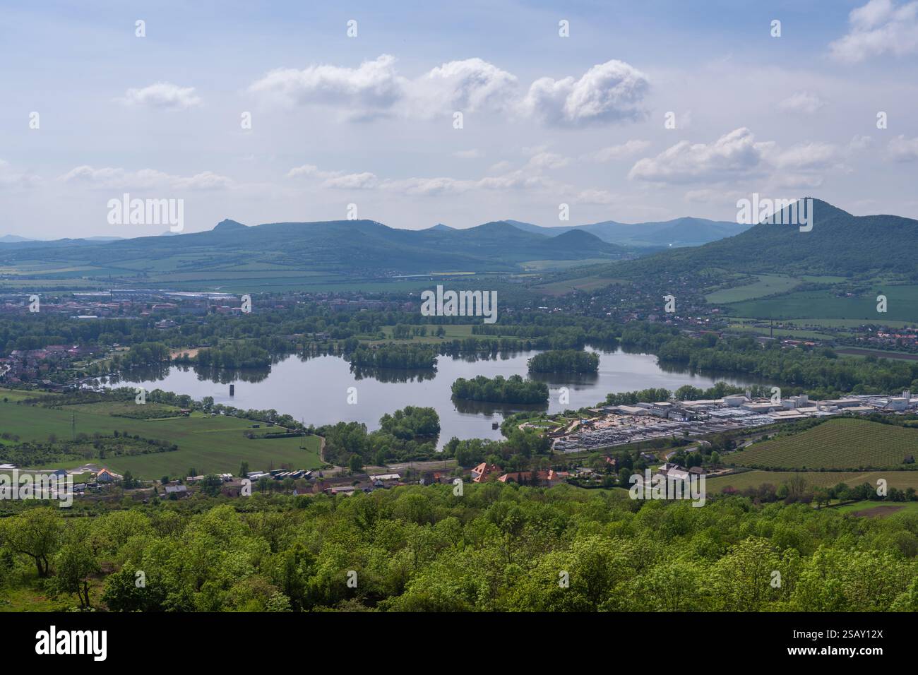 Ceci est une vue du comté tchèque prise depuis le célèbre sommet de Radobyl Hill le 04 mai 2024 à Radobyl, République tchèque Banque D'Images
