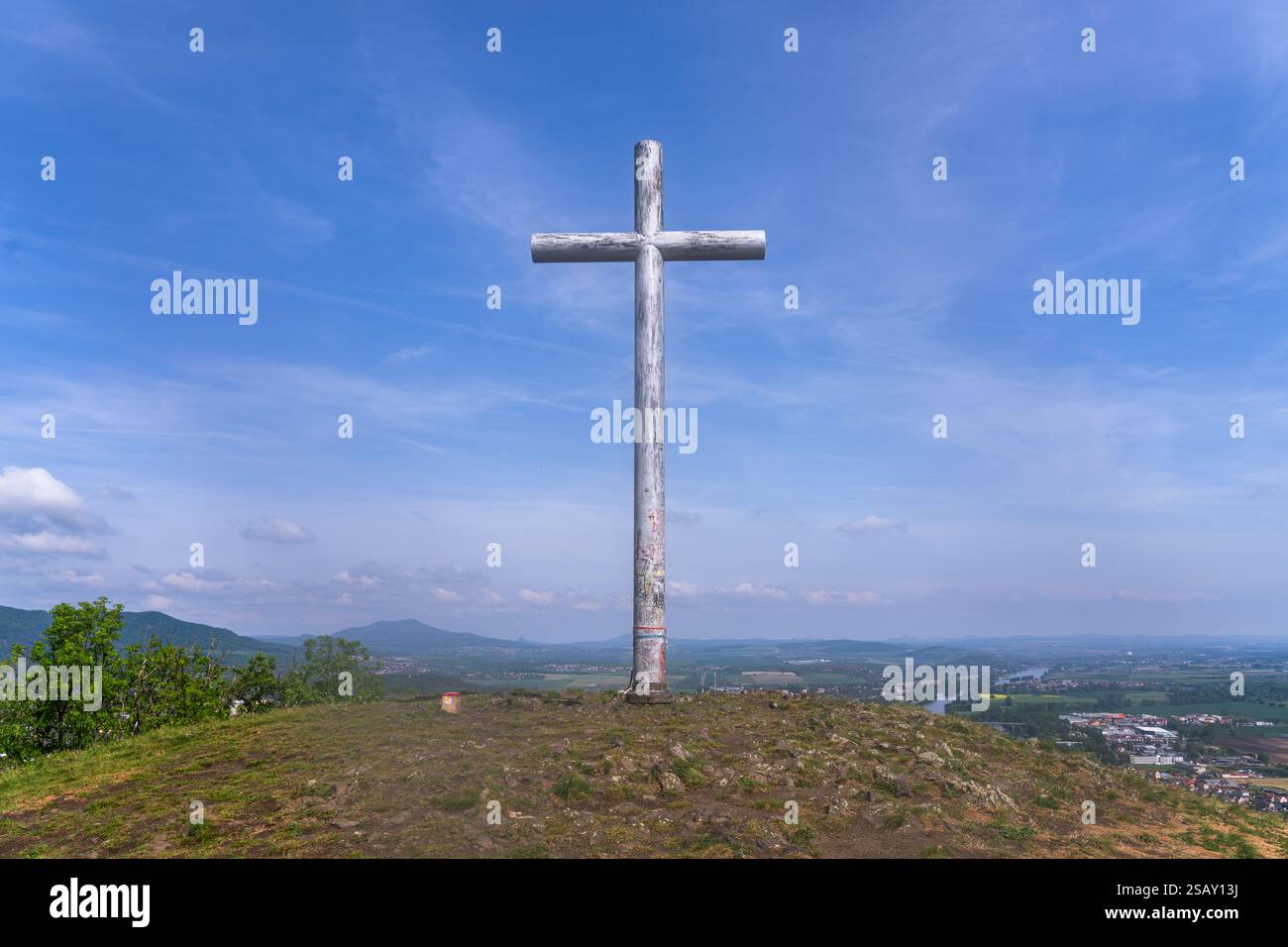 C'est la croix au sommet de Radobyl Hill, c'est le point culminant de la colline surplombant la campagne tchèque le 04 mai 2024 à Radobyl, CZE Banque D'Images