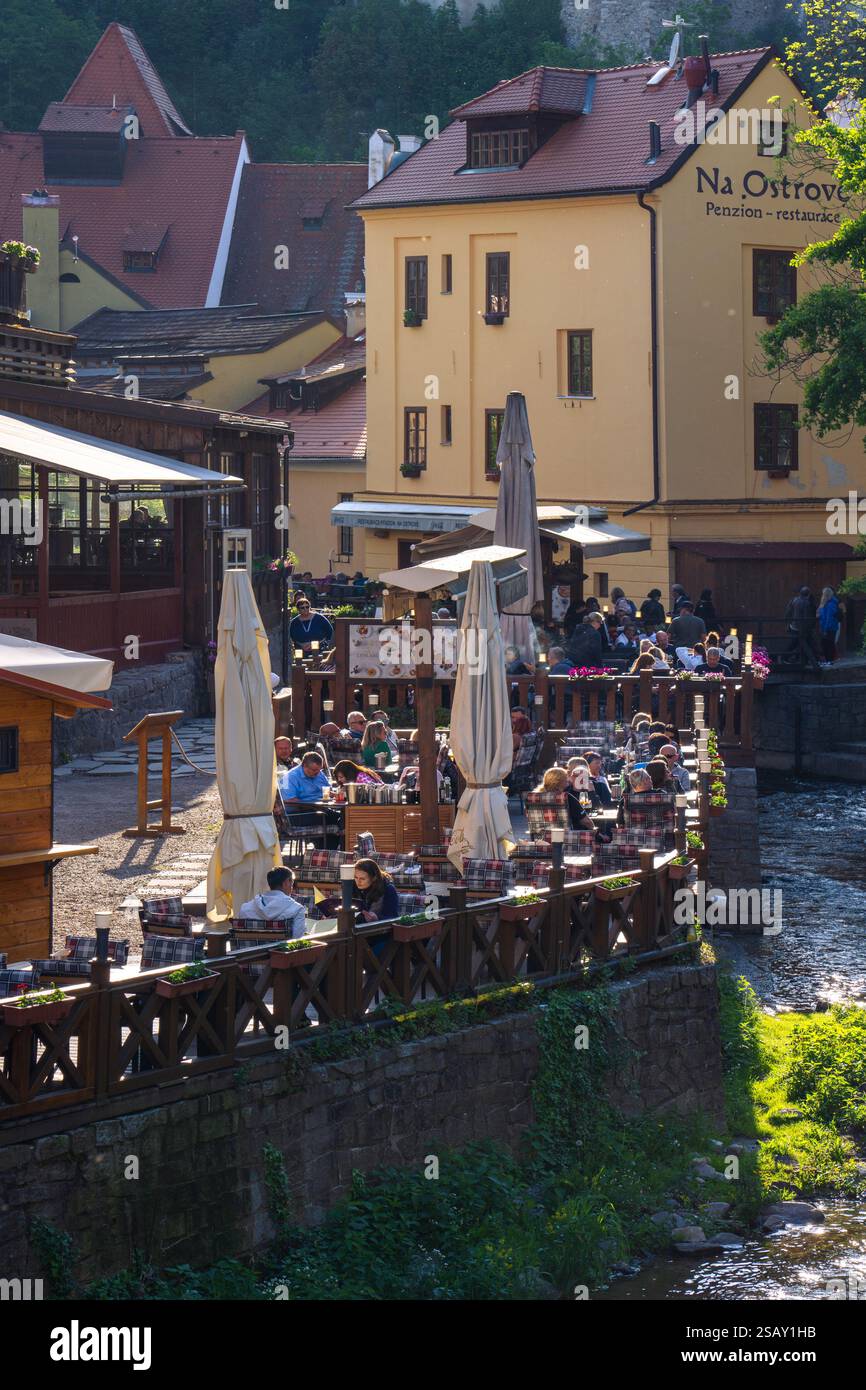 Ceci est une vue sur les cafés et restaurants au bord de la rivière dans la vieille ville de Cesky Krumlov, une destination touristique populaire le 09 mai 2024 à Cesky Krumlo Banque D'Images