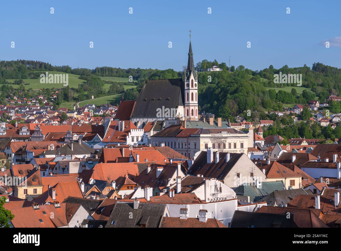Il s'agit d'une vue de Cesky Krumlov avec la cathédrale Vitus comme l'un des monuments les plus hauts et les plus emblématiques de la ville le 09 mai 2024 à Cesky Krumlov, Banque D'Images