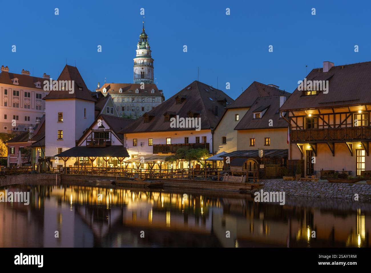 Il s'agit d'une vue en soirée de l'architecture riveraine de Cesky Krumlov avec le château historique en arrière-plan surplombant la rivière Vltava le 09 mai 202 Banque D'Images