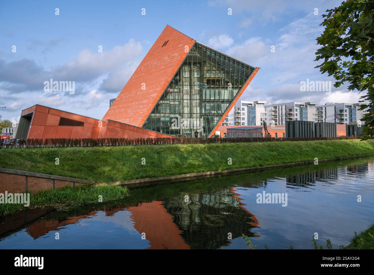 Ceci est une vue de l'extérieur du Musée de la seconde Guerre mondiale le long de la rivière le 04 octobre 2023 à Gdansk, Pologne Banque D'Images