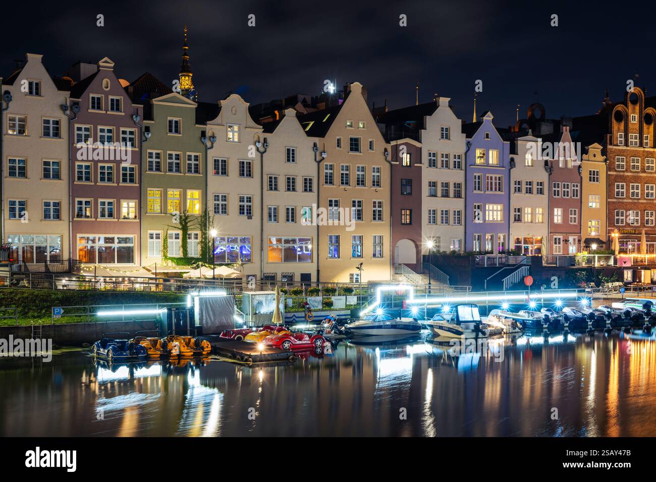Vue des bâtiments historiques au bord de la rivière dans la vieille ville de Gdansk la nuit du 05 octobre 2023 à Gdansk, Pologne Banque D'Images