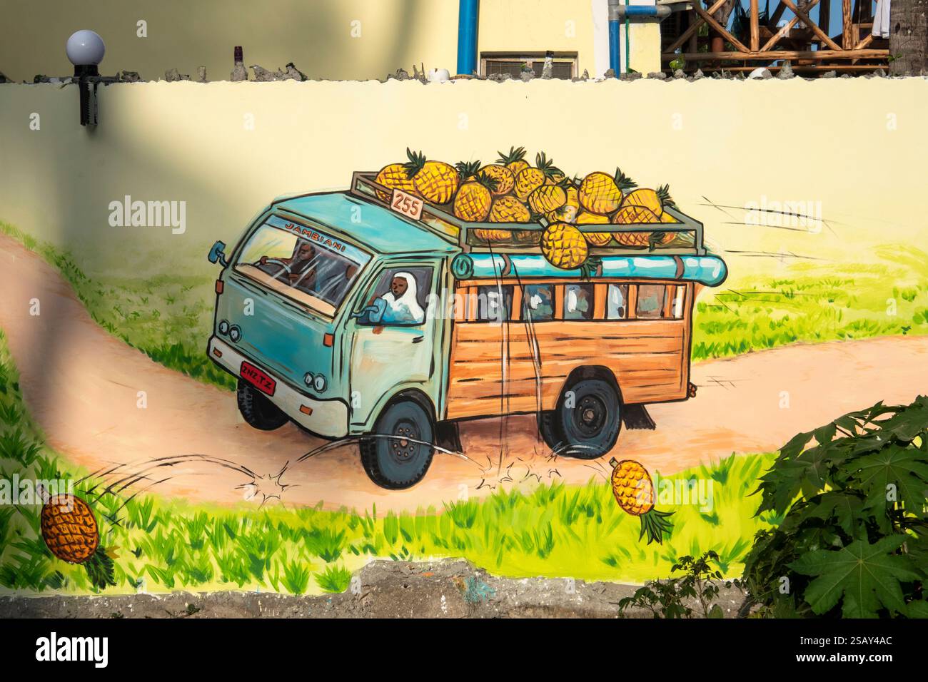 Afrique Tanzanie, Zanzibar, Côte est, Jambiani, murale de village d'un fermier prenant des ananas au marché sur le bus local dala dala Banque D'Images