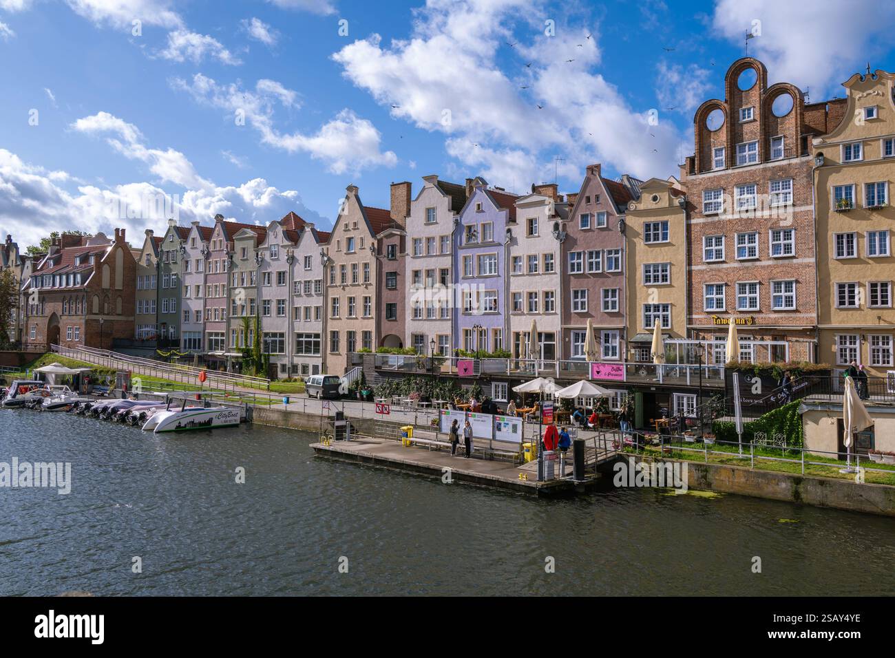 Il s'agit d'une vue sur la rivière de la vieille ville de Gdansk et de l'architecture historique, une destination touristique célèbre le 05 octobre 2023 à Gdansk, en Pologne Banque D'Images