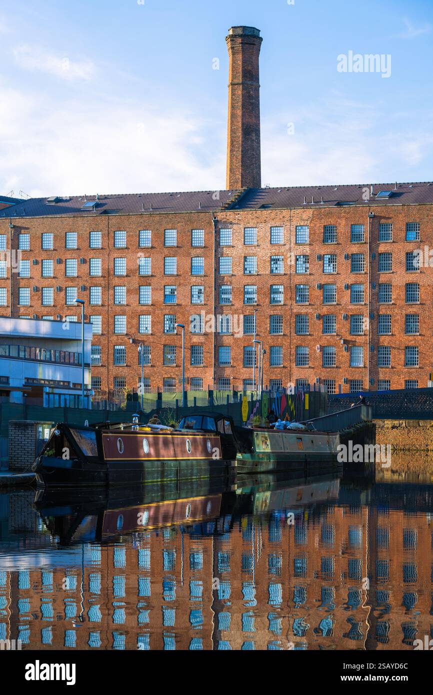 Ceci est une vue d'un bâtiment d'entrepôt en briques rouges dans la célèbre marina de New Islington le long de la rivière le 11 novembre 2023 à Manchester, United Kin Banque D'Images