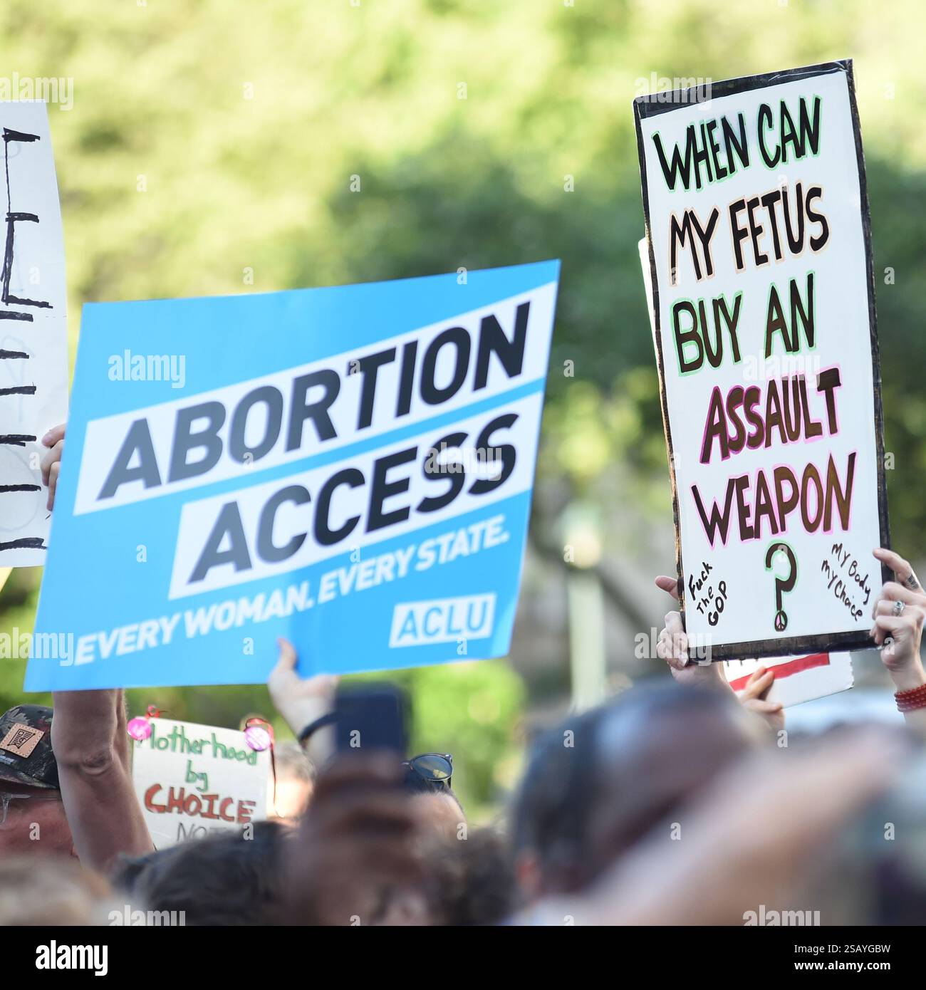 Des foules de manifestants avec des pancartes au rassemblement Planned Parenthood pour mettre fin aux interdictions d'avortement à Foley Square le 21 mai 2019 à New York. BANG MEDIA INTERNATIONAL FAMOUS PICTURES 28 HOLMES ROAD LONDON NW5 3AB ROYAUME-UNI TEL +44 (0) 02 7485 1005 EMAIL : PICTURES@FAMOUS.UK.COM Banque D'Images
