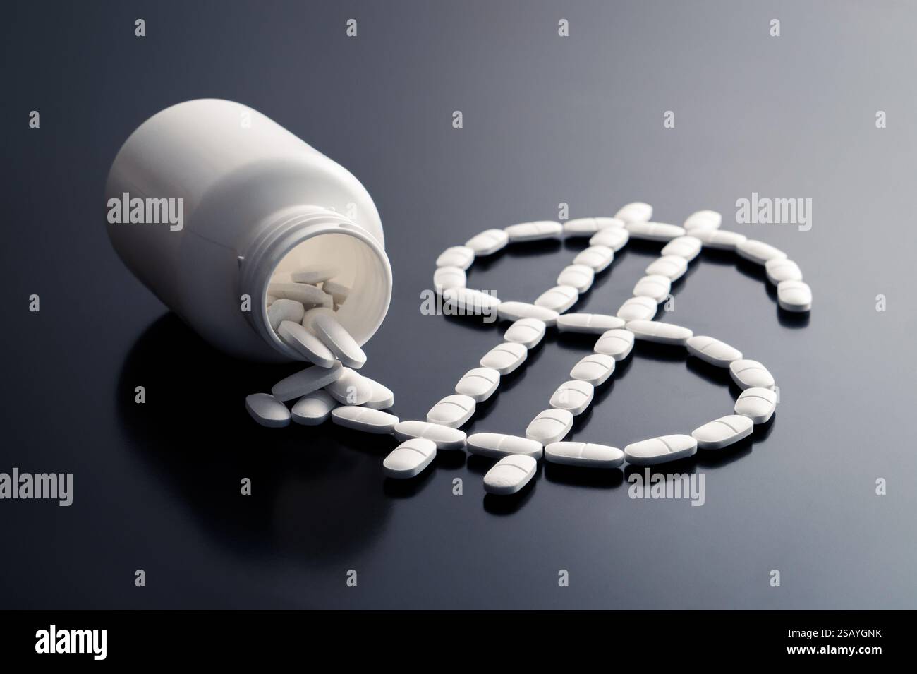 Prix et argent en médecine. Société médicale de santé ou pharmacie. Bouteille de remède et symbole de signe de dollar de pilules sur la table. Riche pharmacien. Banque D'Images