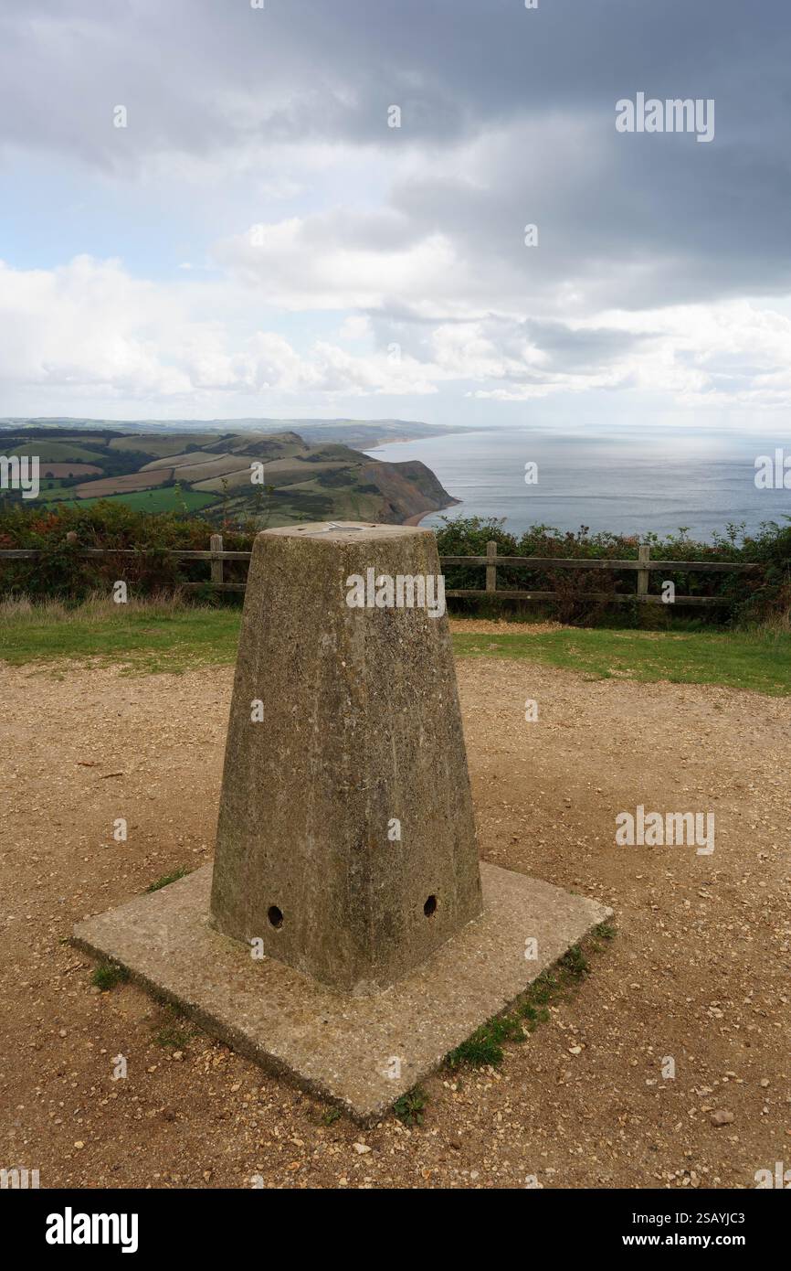 Trig point sur Golden Cap Hill en direction de Ridge Cliff & Doghouse Hill, Jurassic Coast, Dorset, Angleterre, Royaume-Uni en septembre Banque D'Images