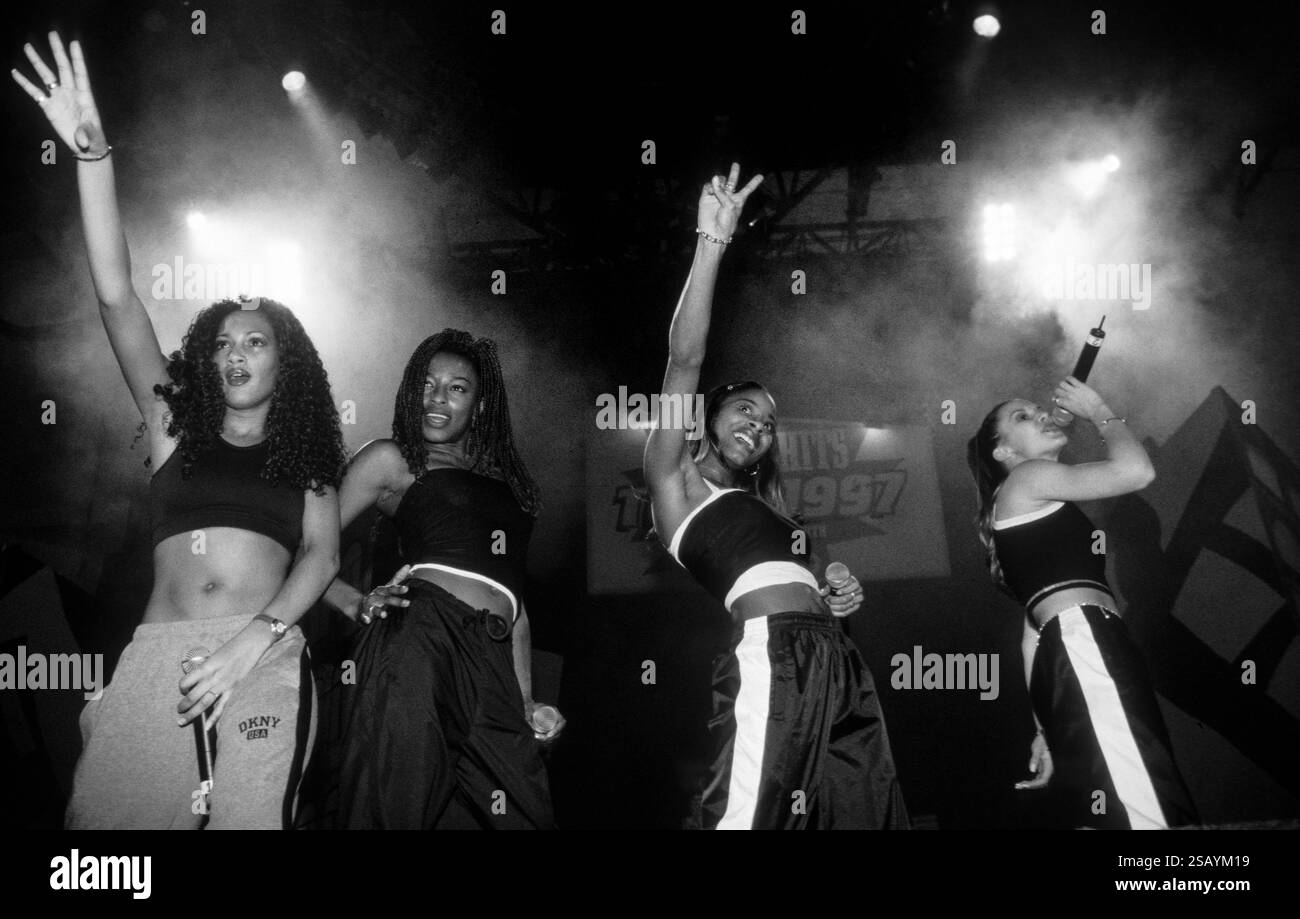 N-TYCE, CONCERT, 1997 : le Girl Group N-Tyce joue en concert au Smash Hits Tour à Cardiff International Arena CIA à Cardiff, pays de Galles, Royaume-Uni le 20 septembre 1997. Photo : Rob Watkins. INFO : N-Tyce est un girl Group britannique composé de quatre membres, Ario Obubore, Chantal Kerzner, Donna Stubbs et Michelle Robinson. Le groupe enregistre pour Telstar Records à la fin des années 1990 Banque D'Images