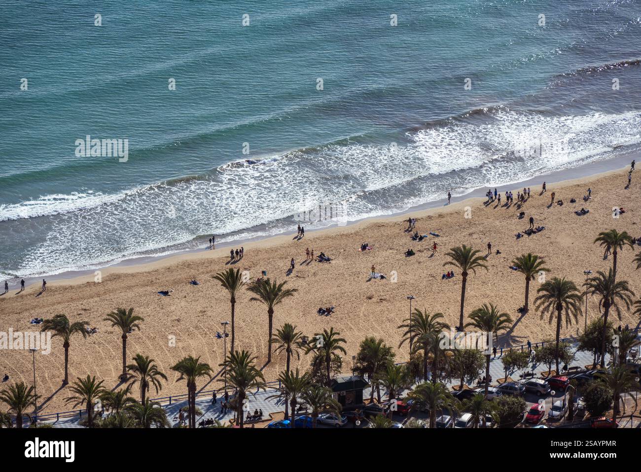 Ceci est une vue de la plage d'Alicante, une destination balnéaire espagnole populaire le 21 janvier 2024 à Alicante, Espagne Banque D'Images