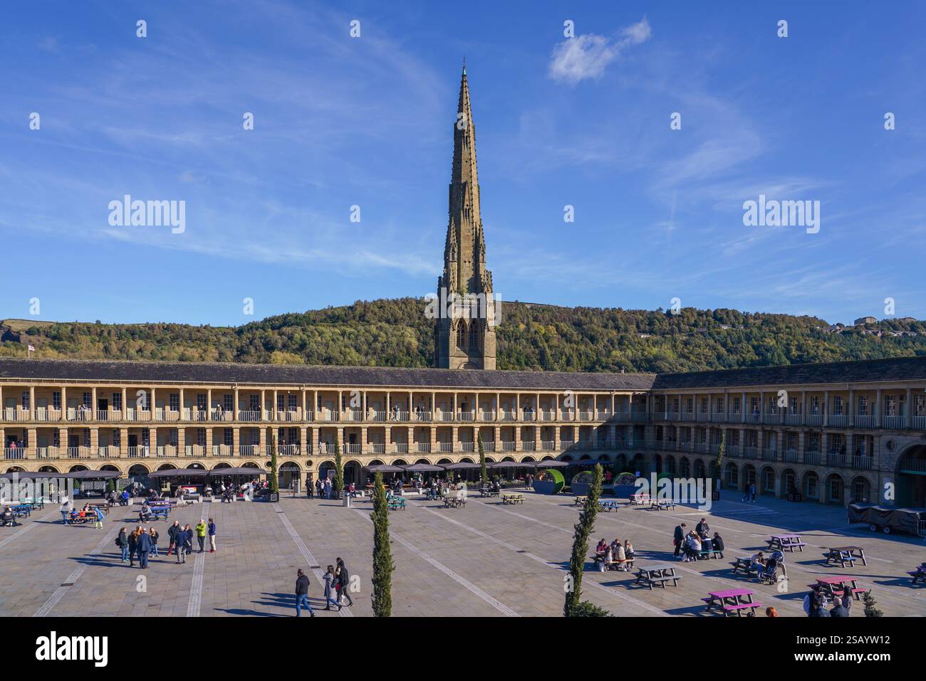 Ceci est une vue de Piece Hall, un bâtiment historique et destination de voyage populaire le 15 octobre 2023 à Halifax, Royaume-Uni Banque D'Images