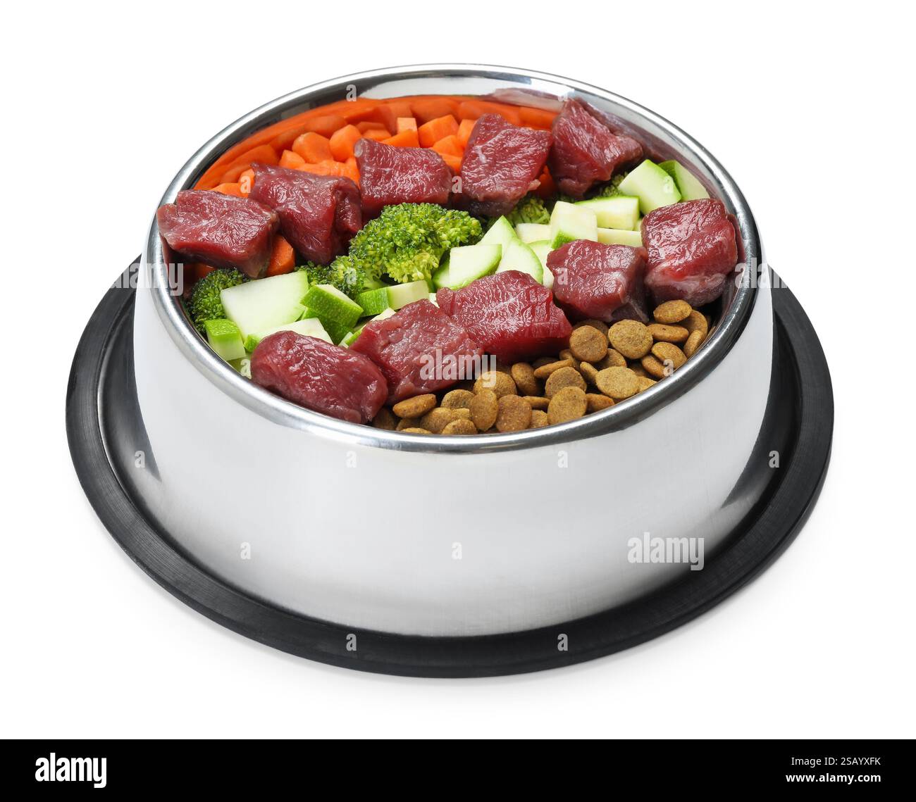 Nourriture sèche pour animaux de compagnie et produits naturels isolés sur blanc Banque D'Images