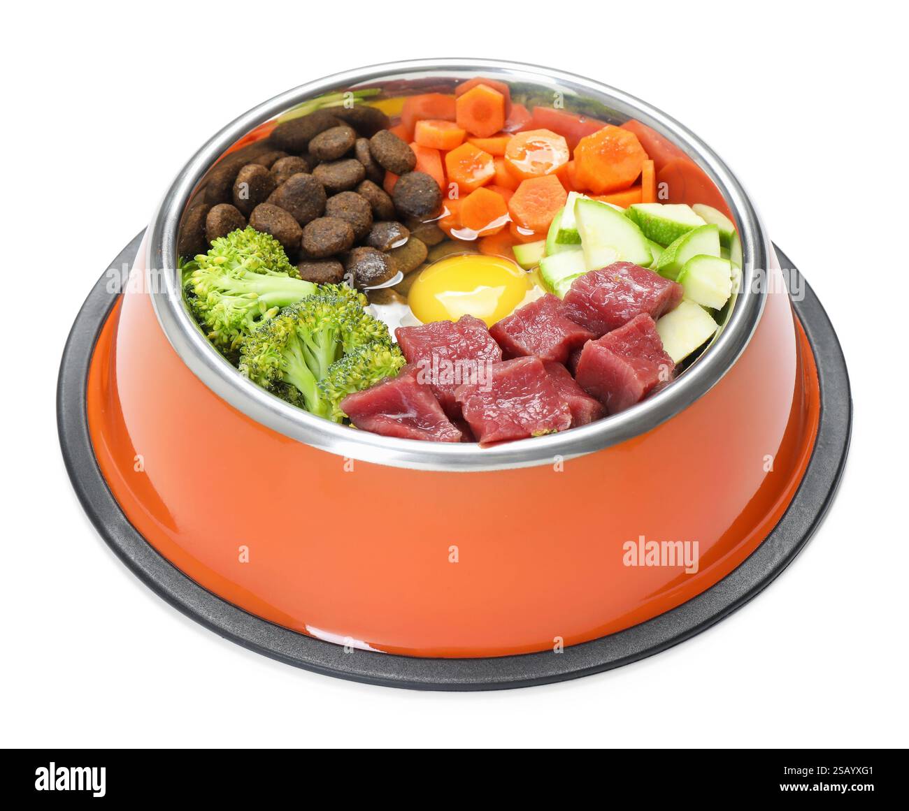 Nourriture sèche pour animaux de compagnie et produits naturels isolés sur blanc Banque D'Images